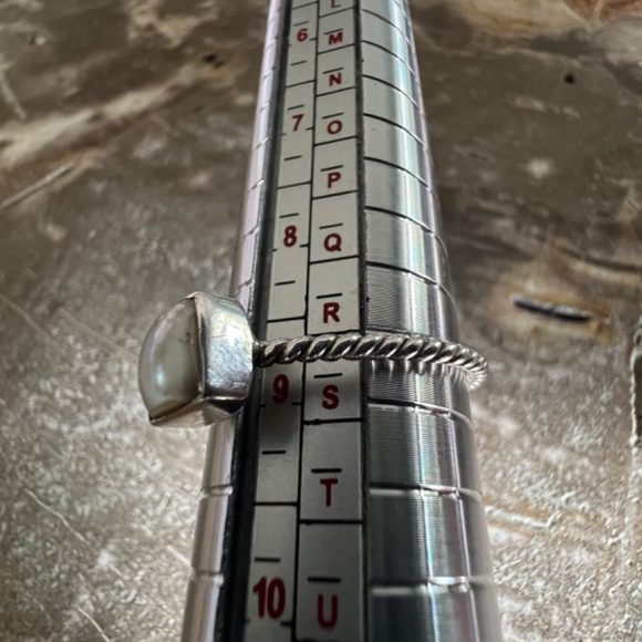 Mother of a pearls sterling silver ring size 9 - Picture 4 of 4